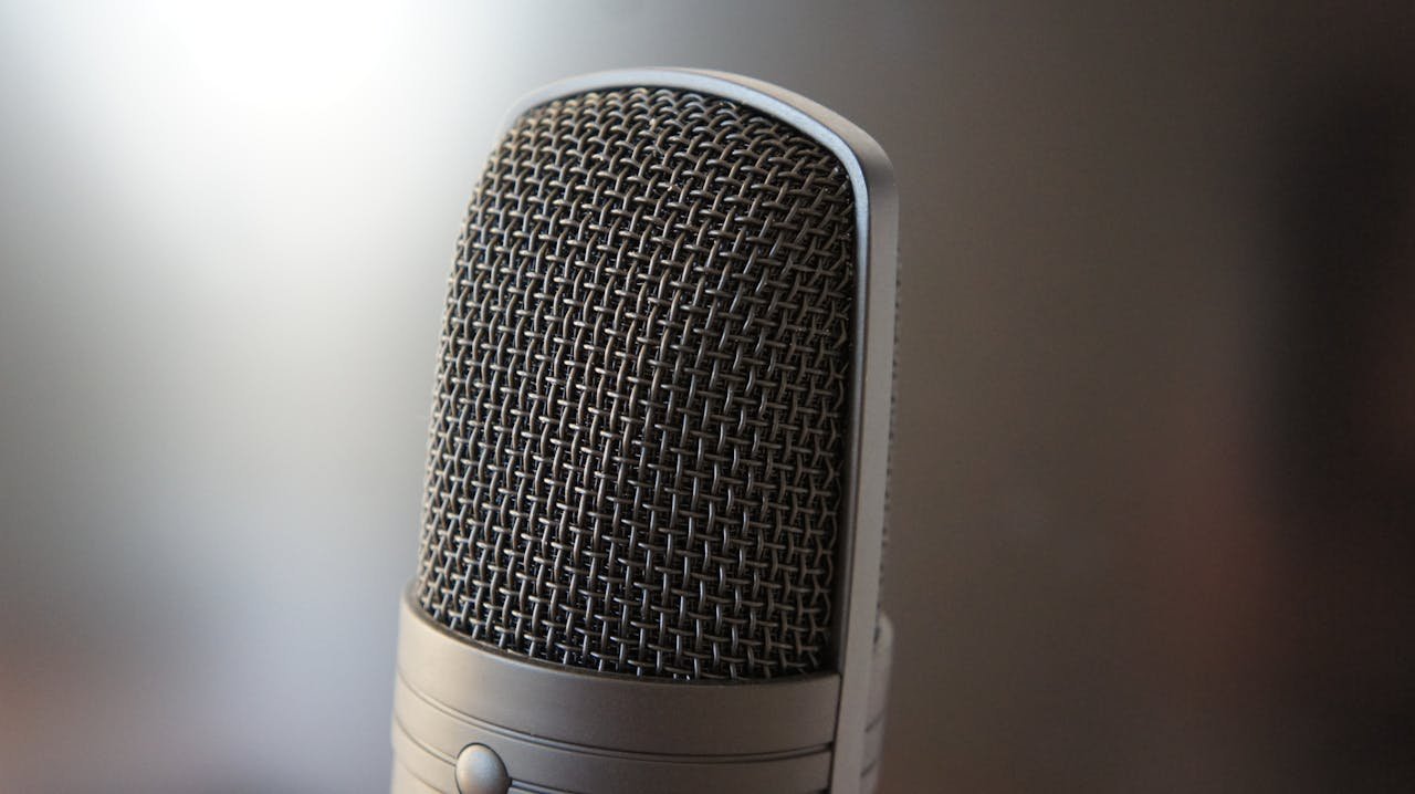 menu-15 Detailed view of a professional condenser microphone with a blurred backdrop, ideal for audio equipment themes.